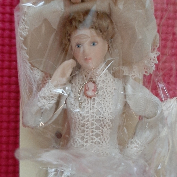 Putting on the Ritz porcelain doll - Picture 3 of 4